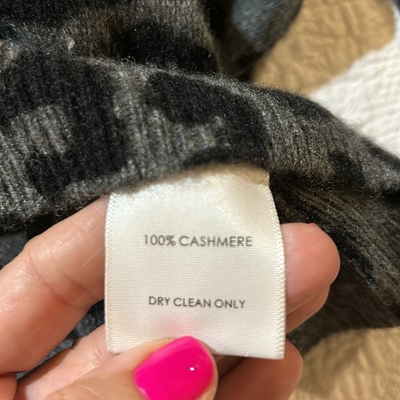 White + Warren Cashmere Sweater. Medium - Picture 6 of 9